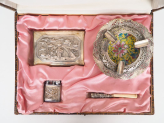 Vente aux enchères Indochine vers 1930.  Nécessaire de fumeur en argent bas titre.