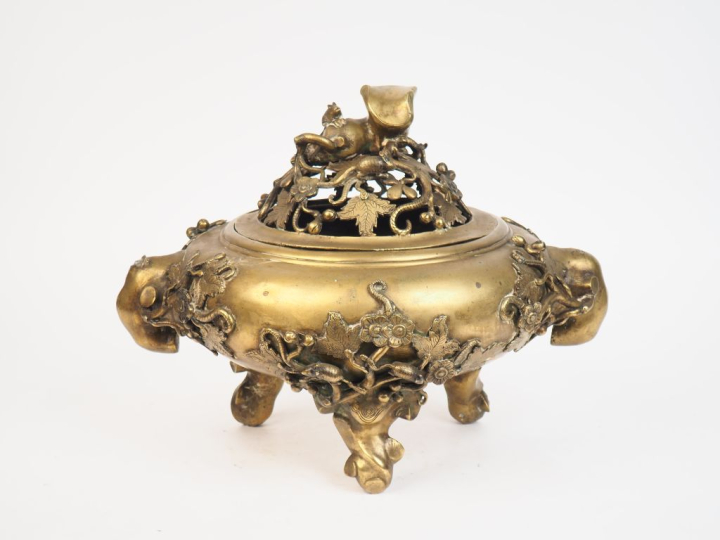 Indochine vers 1900.  Brule parfum tripode en bronze décor de loirs et