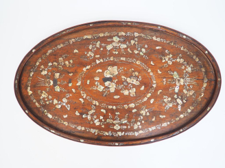 Vente aux enchères Indochine vers 1920.  Plateau Nam Dinh de forme ovale en bois de rose 