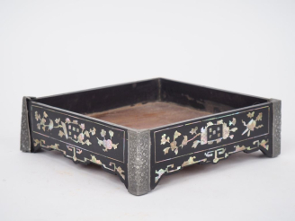 Vente aux enchères Indochine vers 1900.  Plateau en bois incrusté de nacre à décor d'oise