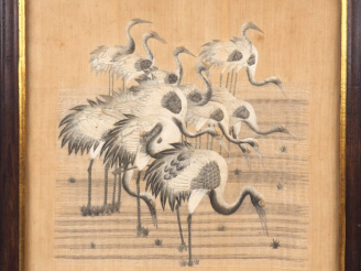 Vente aux enchères Indochine vers 1920.  Panneau en soie et lin à décor d'échassiers en c