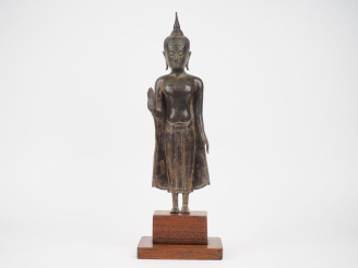 Vente aux enchères Laos XVIIIème. Statuette en bronze à patine brune représentant Bouddha