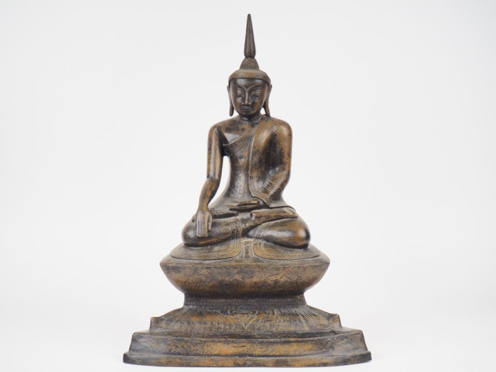 Birmanie XIXème. Statue en bronze à patine claire représentant Boudha 