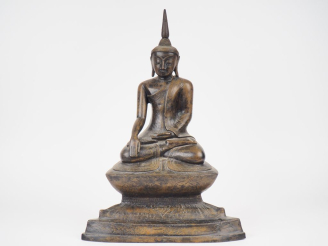 Vente aux enchères Birmanie XIXème. Statue en bronze à patine claire représentant Boudha 