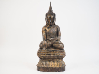 Vente aux enchères Birmanie vers 1900.  Statue en bois anciennement laquée et dorée repré
