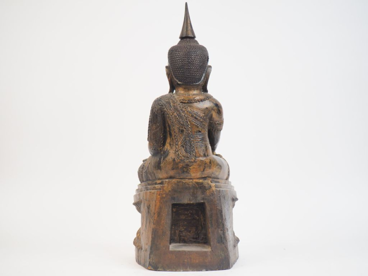 Birmanie vers 1900.  Statue en bois anciennement laquée et dorée repré