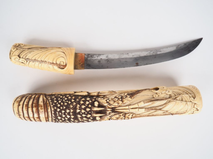 Japon période vers 1900.  Tanto en ivoire finement sculptée d'une lang