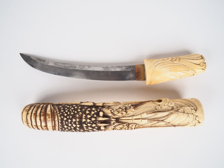 Japon période vers 1900.  Tanto en ivoire finement sculptée d'une lang