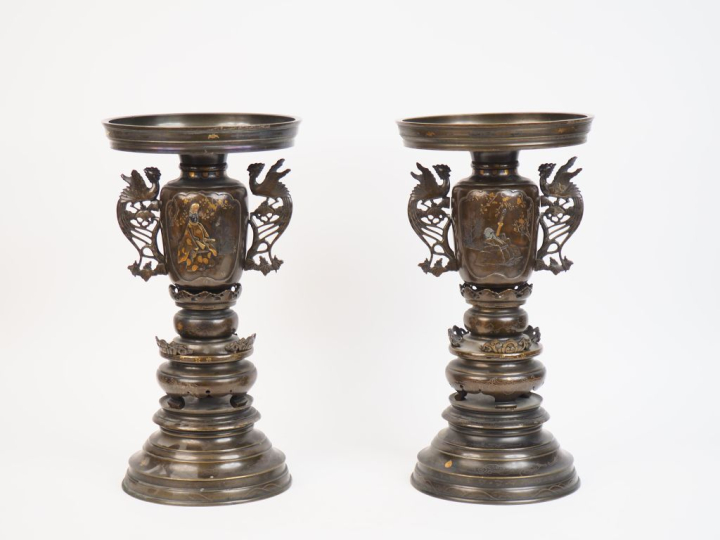 Paire de grands vases à cols pavillonnés en bronze à patine mordorée, 