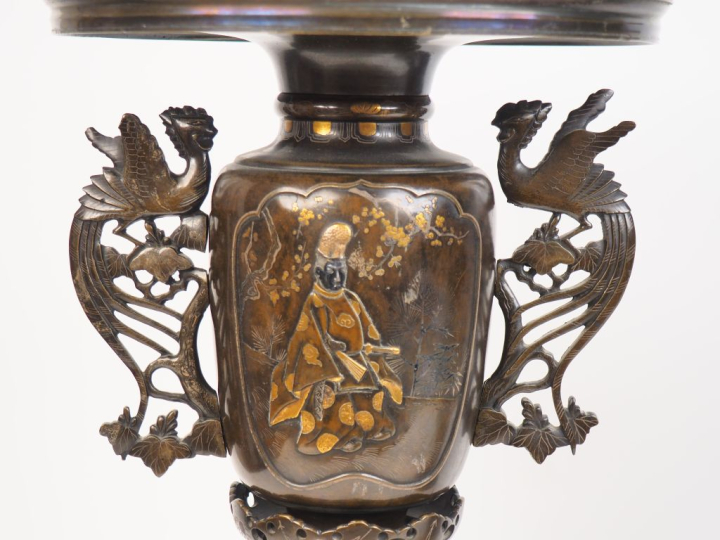 Paire de grands vases à cols pavillonnés en bronze à patine mordorée, 