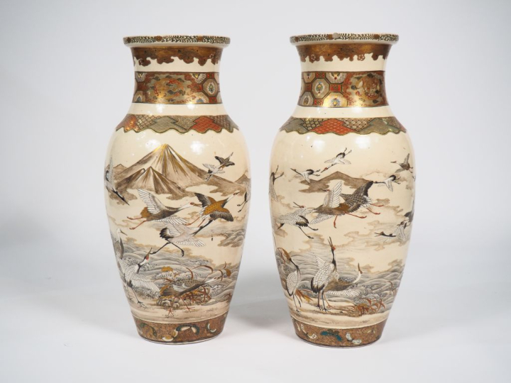 	Paire de vases de forme balustre en faïence de Satsuma à décor de vol
