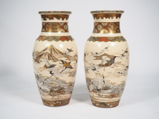 Vente aux enchères 	Paire de vases de forme balustre en faïence de Satsuma à décor de vol