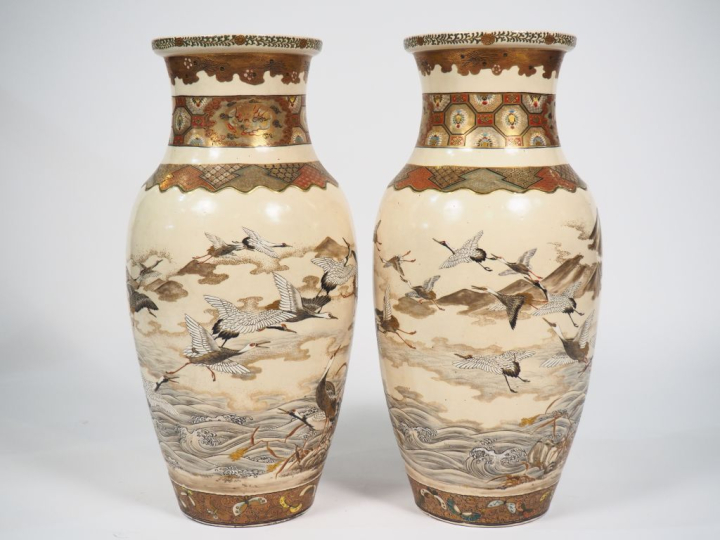 	Paire de vases de forme balustre en faïence de Satsuma à décor de vol