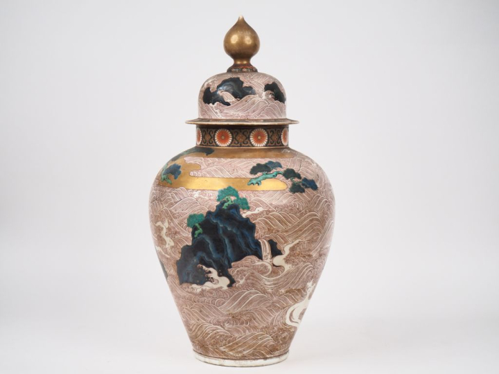 Japon période Meiji.  Grande potiche couverte en porcelaine de kutani,