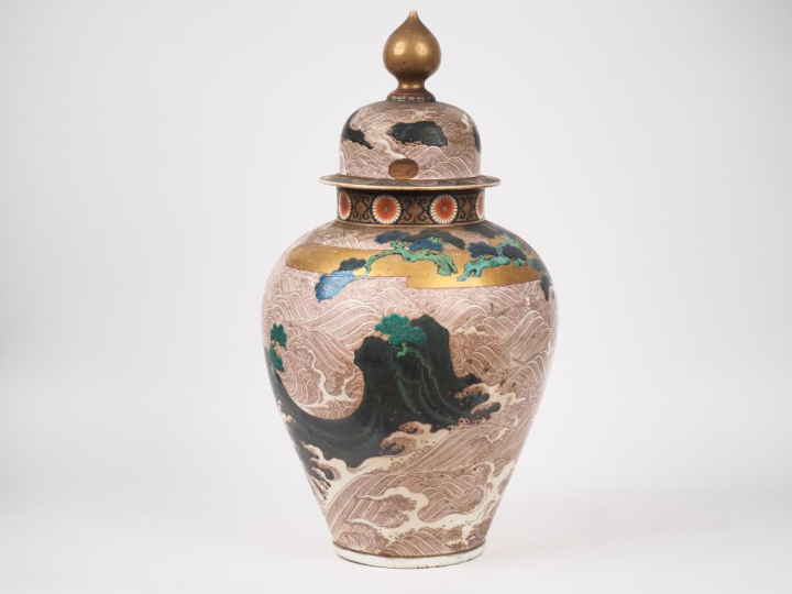 Japon période Meiji.  Grande potiche couverte en porcelaine de kutani,