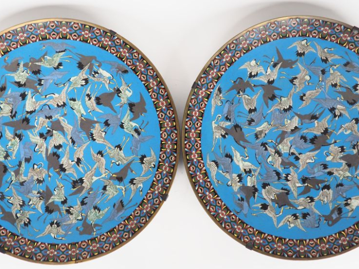 	Paire de grands plats d’ornementation en émaux cloisonnées polychrome