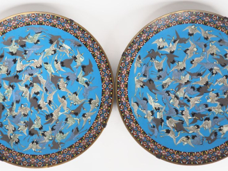 Vente aux enchères 	Paire de grands plats d’ornementation en émaux cloisonnées polychrome