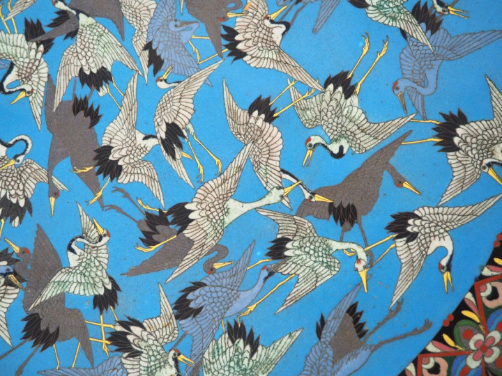 	Paire de grands plats d’ornementation en émaux cloisonnées polychrome
