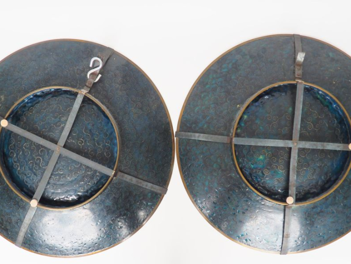 	Paire de grands plats d’ornementation en émaux cloisonnées polychrome