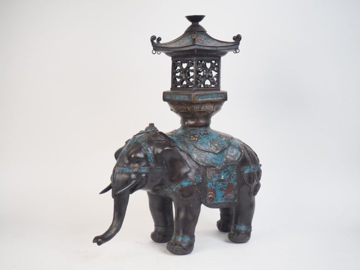 Japon vers 1900. Important brûle parfum en bronze et émaux cloisonnées