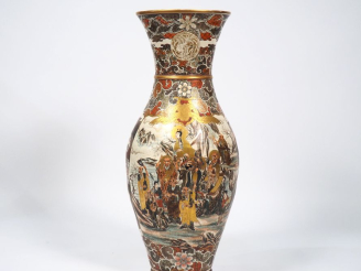 Vente aux enchères 	Grand vase de forme balustre en faïence de Satsuma à décor de ara dan