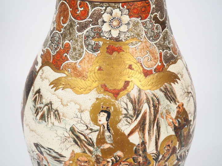 	Grand vase de forme balustre en faïence de Satsuma à décor de ara dan