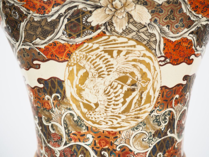 	Grand vase de forme balustre en faïence de Satsuma à décor de ara dan