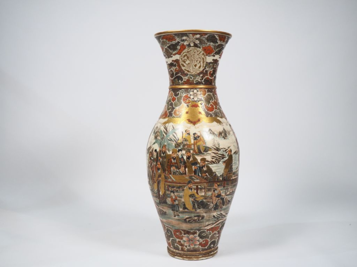 	Grand vase de forme balustre en faïence de Satsuma à décor de ara dan
