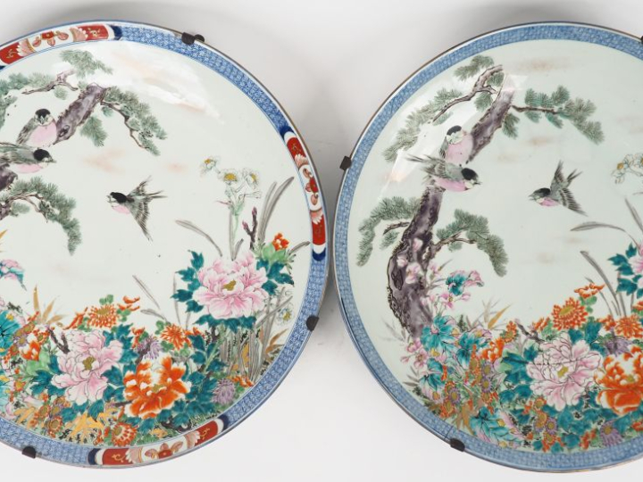 Paire de plats en porcelaine d’Imari à décor polychrome de mésanges pa