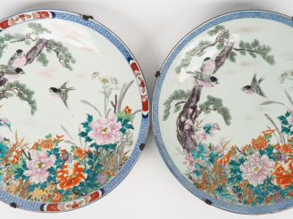 Vente aux enchères Paire de plats en porcelaine d’Imari à décor polychrome de mésanges pa