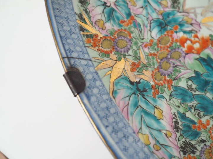 Paire de plats en porcelaine d’Imari à décor polychrome de mésanges pa