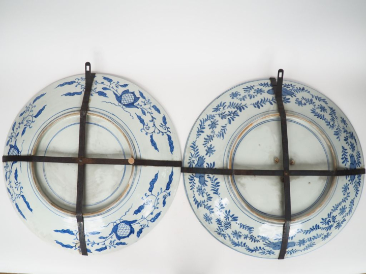 Paire de plats en porcelaine d’Imari à décor polychrome de mésanges pa