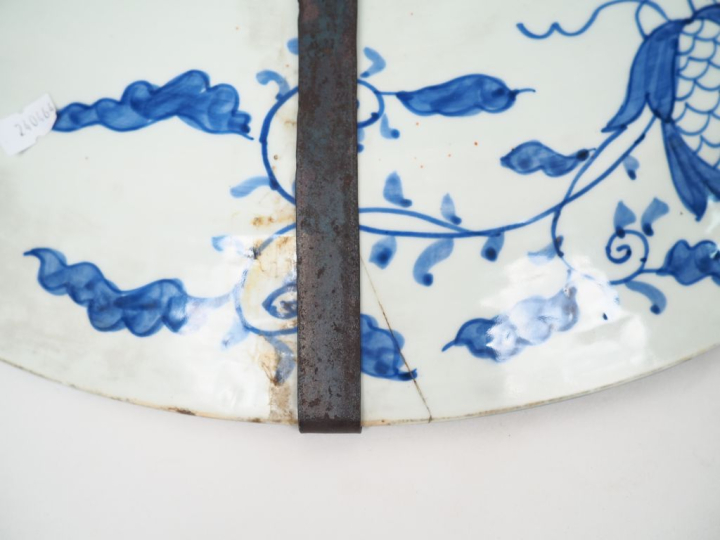 Paire de plats en porcelaine d’Imari à décor polychrome de mésanges pa