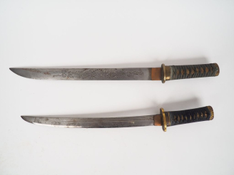 Vente aux enchères Un tanto et 1 wakizashi. L. 50 cm et 55 cm.