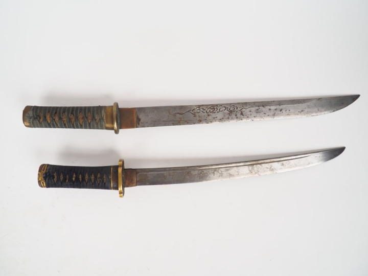 Un tanto et 1 wakizashi. L. 50 cm et 55 cm.