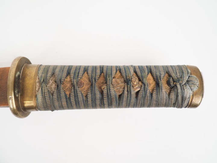 Un tanto et 1 wakizashi. L. 50 cm et 55 cm.