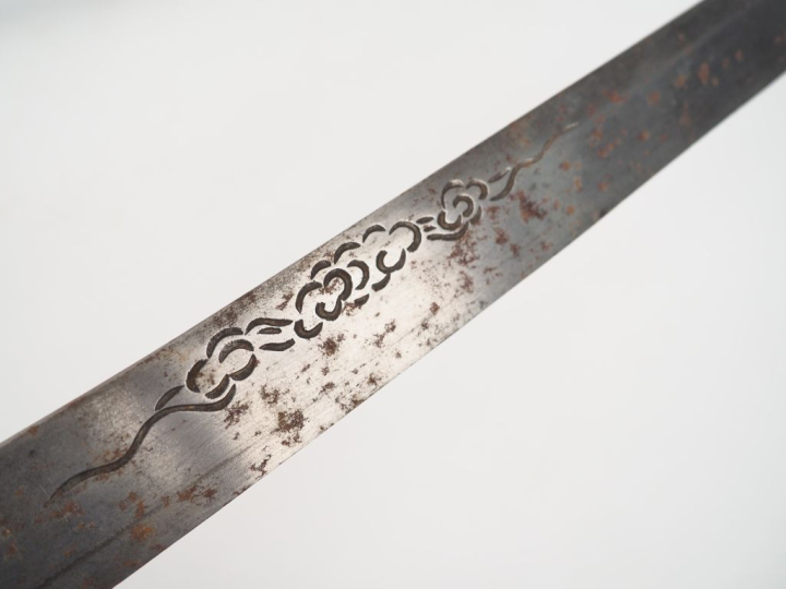Un tanto et 1 wakizashi. L. 50 cm et 55 cm.