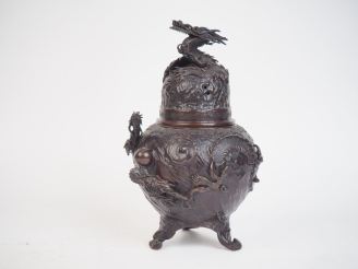 Vente aux enchères Japon vers 1900.  Brule parfum tripode en bronze de patine brun rouge,