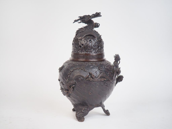 Japon vers 1900.  Brule parfum tripode en bronze de patine brun rouge,