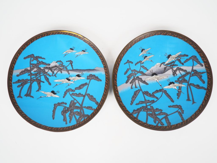 	Paire de plats en émaux cloisonnés sur cuivre à décor d’échassiers et