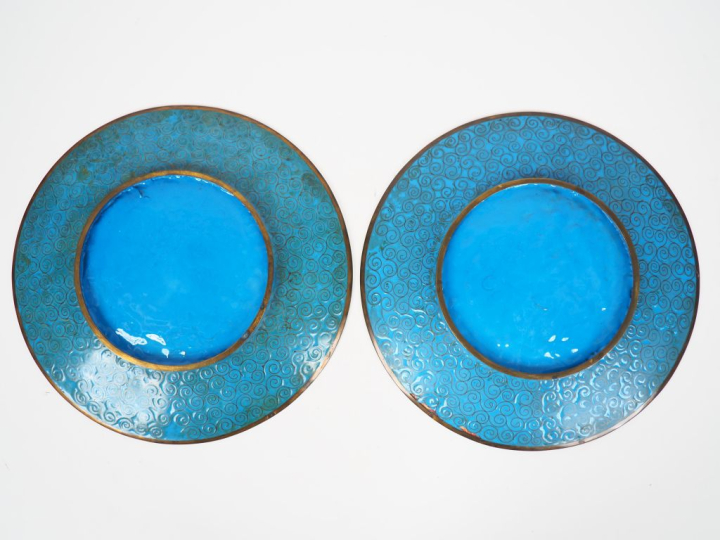	Paire de plats en émaux cloisonnés sur cuivre à décor d’échassiers et