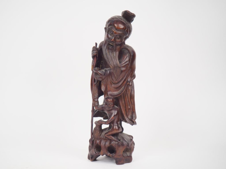Statuette en bois sculpté « pêcheur accompagné de son fils ». H. 32 cm