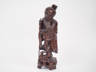 Vente aux enchères Statuette en bois sculpté « pêcheur accompagné de son fils ». H. 32 cm