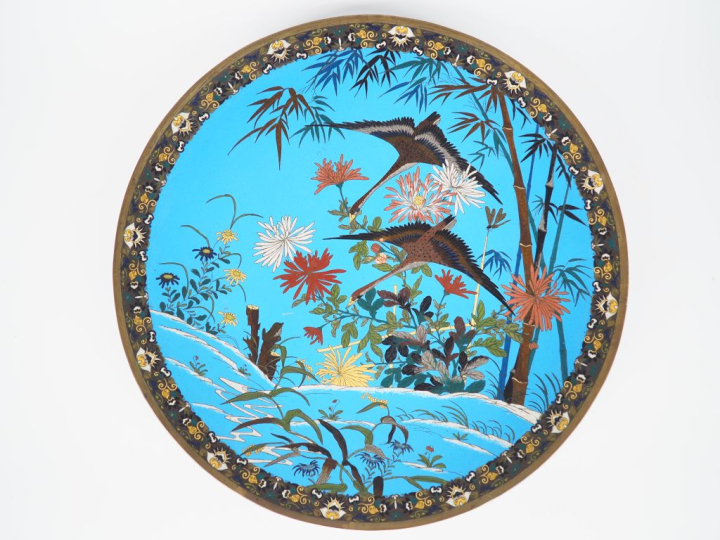 Japon période Meiji. Grand plat en émaux cloisonnés sur cuivre à décor