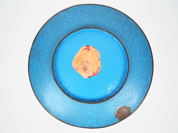 Japon période Meiji. Grand plat en émaux cloisonnés sur cuivre à décor