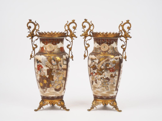 Vente aux enchères Japon vers 1900.  Paire de vases en faience de Satsuma, décor polychro