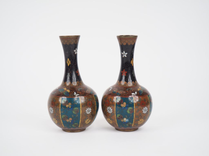 Japon vers 1900. Paire de vases pansus en émaux polychromes à décor de