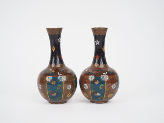 Vente aux enchères Japon vers 1900. Paire de vases pansus en émaux polychromes à décor de