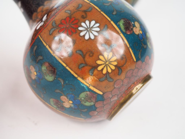 Japon vers 1900. Paire de vases pansus en émaux polychromes à décor de