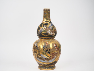 Vente aux enchères Japon vers 1930. Grand vase de forme double gourde en faience de Satsu